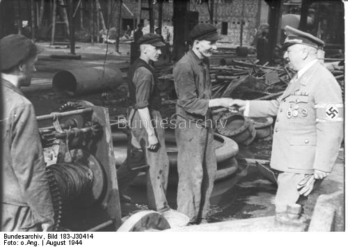 Глава KdF Р. Лей общается с иностранными рабочими на оборонном заводе. Август 1944