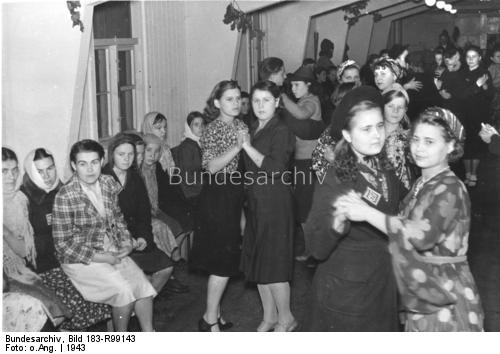 Танцевальный вечер в лагере при заводах Сименса в Берлине, 1943