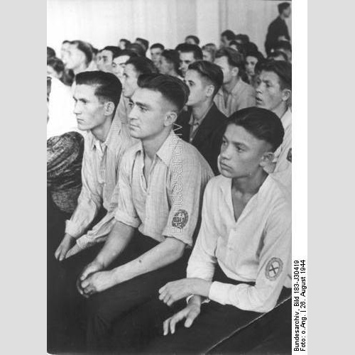 Мероприятие на оборонном заводе (?) в Берлине. На рукавах можно видеть знаки национальностей, введённые в 1944 году. 1944