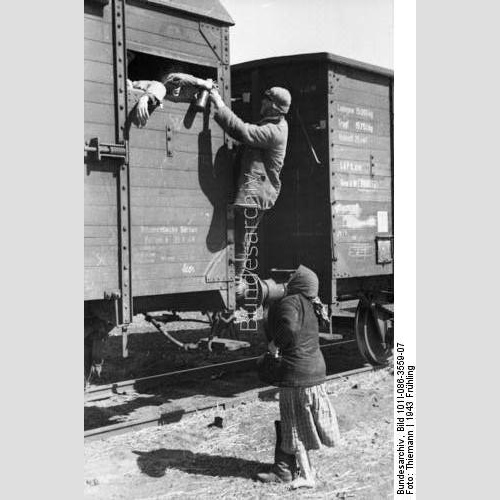 Передача воды (?) в товарный вагон, весна 1943