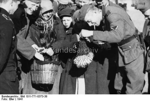 Псковский рынок — немецкие солдаты разглядывают покупки, 1941