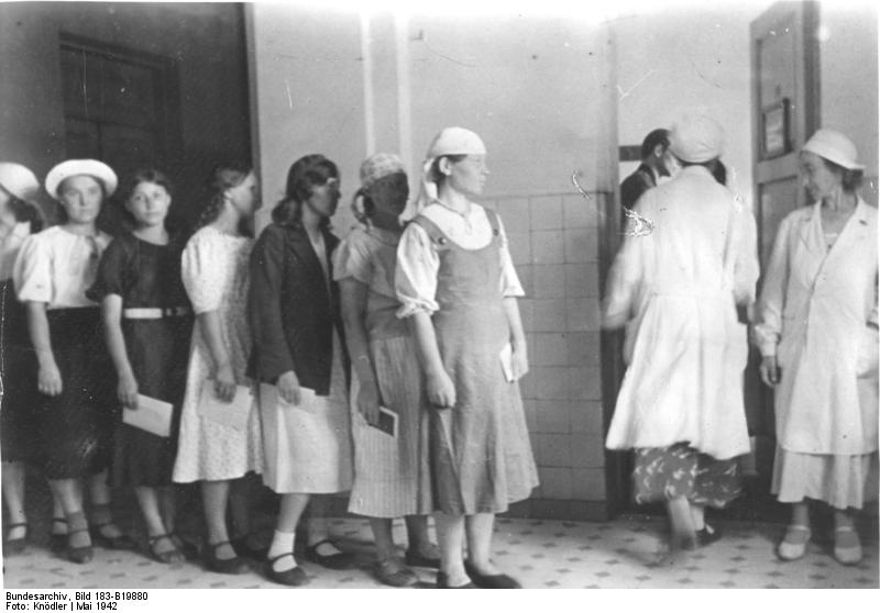 Медицинский осмотр работников из Артёмовска, май 1942